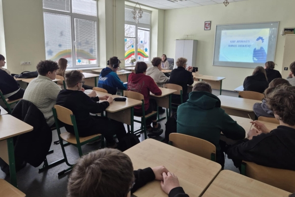 Tylūs priešai burnoje: kaip žalingi įpročiai paveikia burnos sveikatą?